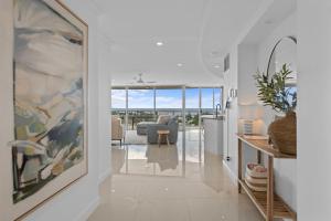 een keuken en woonkamer met uitzicht op de oceaan bij Points North Apartments Kings Beach in Caloundra +30 foto's