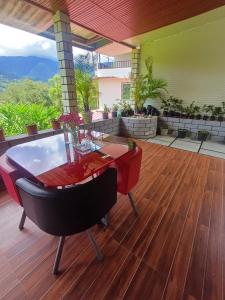eine Holzterrasse mit einem Tisch auf dem Balkon in der Unterkunft Zambala Garden Resort in Gangtok
