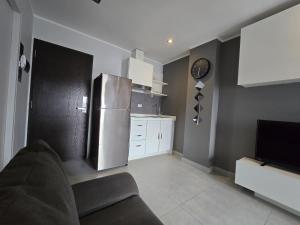 Η κουζίνα ή μικρή κουζίνα στο 1 BR Condo in good location NV402 +7 φωτογραφίες