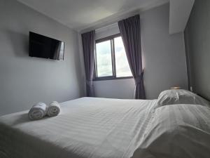 Ένα ή περισσότερα κρεβάτια σε δωμάτιο στο 1 BR Condo in good location NV402