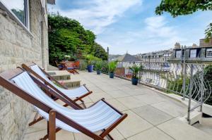 un par de sillas sentadas en un patio en Autumn Leaves, en Ilfracombe