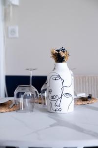 ルーアンにあるArt, confort et lit d'exceptionの白花瓶 +8枚の写真