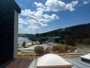 Blick auf einen Fluss vom Dach eines Gebäudes in der Unterkunft Appartement spacieux en montagne avec loggia, au cœur de la station, proche piste et lac - FR-1-814-62 in Besse-et-Saint-Anastaise