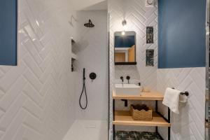 伊尔克利Ilkley Moor View Cottage的浴室里有洗手池和镜子 更多19张照片