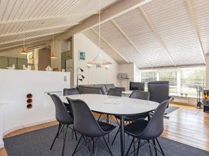 Posezení v ubytování 5 person holiday home in Læsø + 16 fotografií
