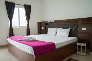 ein Schlafzimmer mit einem großen Bett mit einer rosa Decke in der Unterkunft Ocean View in Port Blair + 60 Fotos