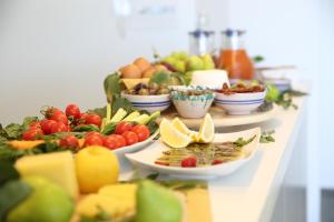 馬里納－迪拉古薩的住宿－I Giardini della Castellana，自助餐,水果和蔬菜在餐桌上