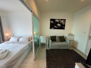 ein Schlafzimmer mit einem Bett, einem Stuhl und einem Spiegel in der Unterkunft Cozy6 Living in Bangkok 60m to MRT near chatuchank in Ban Bang Khwang + 8 Fotos