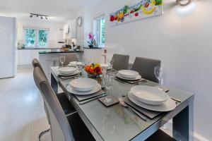 卡比斯贝Chapelporth - St Ives的一间带桌椅的餐厅和一间厨房