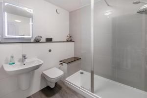 卡比斯贝Chapelporth - St Ives的浴室里有马桶、洗手池和淋浴。 更多12张照片