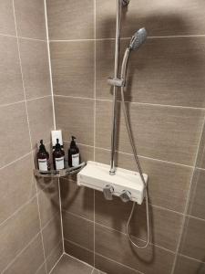 una ducha con cabezal de ducha en un baño en Haeundae Elbon The Stay, en Busan 38 fotos más
