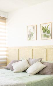 Una cama con almohadas en un dormitorio. en Aguamarina Paraiso 2, en Pampatar 51 fotos más