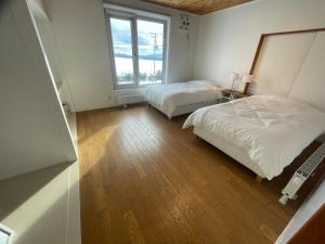 a bedroom with two beds and a window at Rusutsu Golf&Ski Lodge - Vacation STAY 18170 in Rusutsu