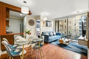 a kitchen and living room with a table and a couch at Estreno - Bellas Artes Turístico in Santiago
