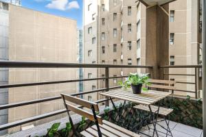 a balcony with a wooden table and two chairs at Estreno - Bellas Artes Turístico in Santiago