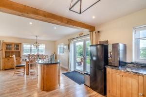 una cucina con frigorifero nero e tavolo di Fishermans Cottage - Neasham a Neasham