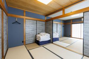Zimmer mit blauen Wänden und Holzdecken in der Unterkunft Gracia Kamiiida - Vacation STAY 18274 in Nagoya