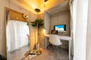 ein Zimmer mit einem Schreibtisch und einem Computer auf einem Tisch in der Unterkunft Stayloopスカイツリー in Tokio