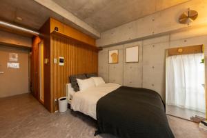 ein Schlafzimmer mit großem Bett und Fenster in der Unterkunft Stayloopスカイツリー in Tokio