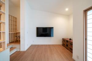 a living room with a tv on a wall at Hana no kage - Vacation STAY 96334v in Sengokuhara
