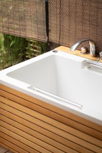 a white bath tub sitting in front of a window at Hana no kage - Vacation STAY 96334v in Sengokuhara