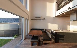 鶴岡市にあるTabinoteitaku Y-beach - Vacation STAY 51860vの部屋の中にテーブルとシンクがあるキッチン +3枚の写真