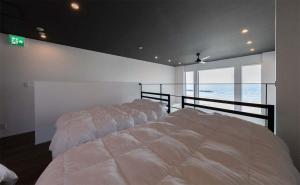 鶴岡市にあるTabinoteitaku Y-beach - Vacation STAY 51860vのベッドルーム1室(窓付)