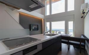 鶴岡市にあるTabinoteitaku Y-beach - Vacation STAY 51860vの海の景色を望むキッチン(シンク付)