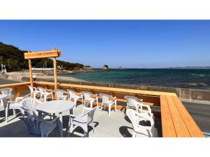 金山にあるCamp & Logde Luana Park Sshirahama - Vacation STAY 99906vの海を望むバルコニー(テーブル、椅子付)