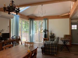 - un salon avec une table en bois et une salle à manger dans l'établissement Cottage Dejavu & Harvest - Vacation STAY 03241v, à Uwano