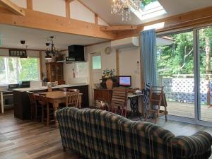 un salon et une cuisine avec un canapé et une table dans l'établissement Cottage Dejavu & Harvest - Vacation STAY 03241v, à Uwano