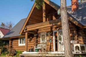 Cette cabane en rondins dispose d'une véranda et d'une porte d'entrée. dans l'établissement Cottage Dejavu & Harvest - Vacation STAY 03241v, à Uwano