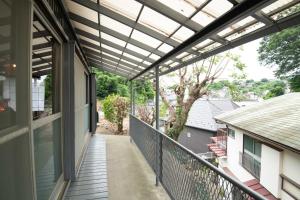 un balcone esterno con pergolato che si affaccia su un albero di Dream Lodge Yokosuka Chuo - Vacation STAY 18291 a Yokosuka