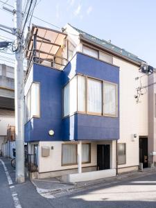 a blue and white building on a street at FAMILIA OMORIKAIGAN - Vacation STAY 18448 in Tokyo