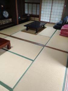 YoshinogawaにあるYoshinogawa - House - Vacation STAY 98528vの卓球台が備わる客室です。 +6枚の写真