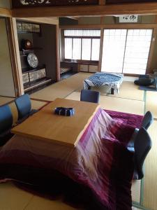 YoshinogawaにあるYoshinogawa - House - Vacation STAY 98528vの眼鏡が置かれたテーブルのある部屋