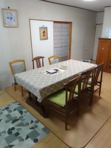 YoshinogawaにあるYoshinogawa - House - Vacation STAY 98515vのダイニングルームテーブル(テーブルクロス付)