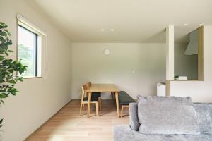 南阿蘇村にあるGreen Peak - Vacation STAY 05294vのテーブルとソファのあるリビングルーム