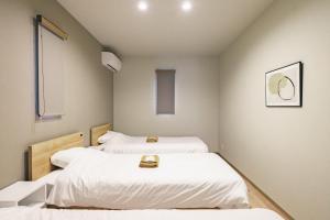 南阿蘇村にあるGreen Peak - Vacation STAY 05294vの白いシーツが敷かれた部屋にベッドが2つ