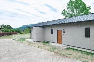 南阿蘇村にあるGreen Peak - Vacation STAY 05294vの木製の扉のある小さな白い建物