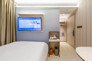 Ένα ή περισσότερα κρεβάτια σε δωμάτιο στο Hanting Hotel Beijing Shangdi Center