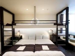東京にあるChaan Ueno Hotel - Vacation STAY 01157vの二段ベッドが2つある寝室