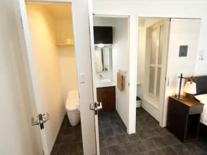 東京にあるChaan Ueno Hotel - Vacation STAY 01157vのバスルーム(トイレ、鏡付)が備わる客室です。 +13枚の写真