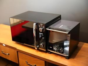 東京にあるChaan Ueno Hotel - Vacation STAY 01157vのカウンターの上に座る黒トースターオーブン