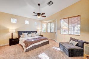 ラスベガスにあるLuxury 6 BR Home Large Pool & Spa with Grassy Yardのベッドとソファのある寝室 +88枚の写真