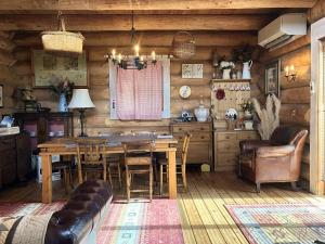 une cuisine avec une table et des chaises ainsi qu'une salle à manger dans l'établissement Cottage Dejavu & Harvest - Vacation STAY 03242v, à Uwano 12 autres photos