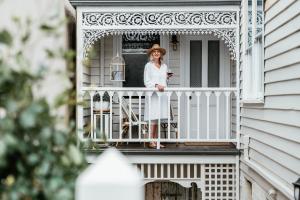 En balkon eller terrasse på Historic Benambra Boutique Accommodation Queenscliff c1883 + 11 billeder