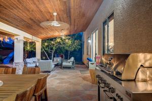ラスベガスにあるLuxury 6 BR Home Large Pool & Spa with Grassy Yardのコンロとカウンタートップのあるキッチン