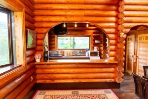 秩父市にあるChichibu Park Bridge Camp Base - Vacation STAY 12868vの窓のある丸太小屋のキッチン