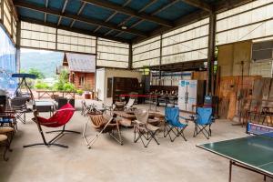秩父市にあるChichibu Park Bridge Camp Base - Vacation STAY 12868vの椅子とテーブルと卓球台のある部屋